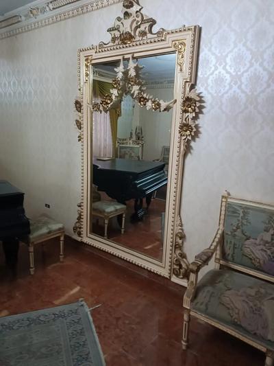 ARREDI PER ABITAZIONE, CREDENZA IN LEGNO INTARSIATO STILE BAROCCO, MOBILE LIBRERIA STILE SPAGNOLO, SCRIVANIA STILE SPAGNOLO, MOBILE DA INGRESSO CON APPENDIABITI E SPECCHIO, SEDIE ABBINATE, ARAZZO CON CORNICE DORATA