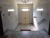 1/1 di appartamento al primo piano di complesso condominiale con annesse cantine al piano interrato, oltre la comproprietà delle parti comuni condominiali come per legge. L’appartamento, avente accesso dal vano scale comune, ha finiture risalenti agli anni ’60 e spazi di grandi dimensioni, ed è così distribuito: ingresso, doppio soggiorno, corridoio, ripostiglio, cucina con balcone, studio, 4 camere (di cui 1 con balcone), disimpegno, 2 bagni. Superf.comm.tot. mq. 213. Occupato da un comproprietario.