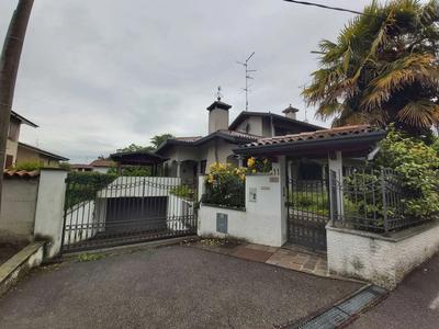 Per la quota di 1/1 (intero) del diritto di PIENA PROPRIETA’: Porzione di villetta a schiera e box-auto doppio siti in Lurago Marinone (Como) Via Europa Unita 11/A