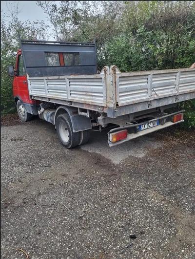 Autocarro Fiat Iveco 35, targa FK021WV, già targato TN544154, immatricolato maggio 1991, percorrenza 293.200 km circa, alimentazione a gasolio con cassone ribaltabile trilaterale. 