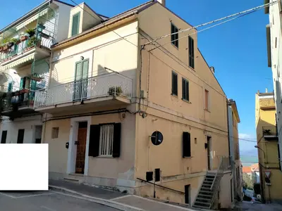 Appartamento a Montenero di Bisaccia, via dei Borghi 10, superficie commerciale di 176,22 mq, posto ai piani S1-T-1-2. Garage 