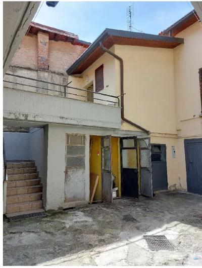 Piena proprietà per la quota 1/1 di compendio immobiliare costituito da: A. rustico della superficie commerciale di 3,00 mq; B. rustico della superficie di  2,00 mq; C. rustico della superficie di 2,00 mq; D. rustico della superficie di 2,00 mq