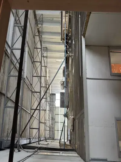 Capannone industriale sito nel Comune di Fondi (LT), Via delle Sette Acque s.n.c., inserito all'interno di un complesso produttivo. L'immobile, della superficie lorda di circa 270 mq, è destinato ad attività di magazzinaggio e preparazione di derrate alimentari ed è suddiviso in diversi locali, con impianti di condizionamento collocati su solaio tecnico interno. Censito al Catasto Fabbricati al Foglio 53, particella 253, subalterno 13, categoria D/7. Vendita della piena proprietà (1/1).