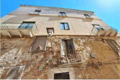 Alloggio (sub 12) a Trapani (TP), via Poeta Calvino 8. Piano terzo di vecchio palazzo centrale e vicino al lungomare. Superficie commerciale di 49,00 mq. Condizioni discrete Per maggiori informazioni visitare il portale www.quimmo.it - Codice annuncio 2537874