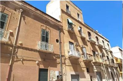 Magazzino (sub 2-13) a Trapani (TP), via Passo Enea 43. Piano terra di palazzo ristrutturato in zona centrale. Superficie commerciale di 28,00 mq. Condizioni discrete Per maggiori informazioni visitare il portale www.quimmo.it - Codice annuncio 2537869