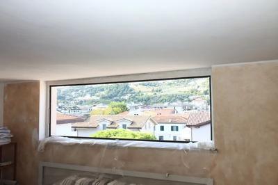 Il lotto è formato dal seguente bene: intera piena proprietà di appartamento mansardato,disposto su due livelli (piani terzo e quarto), facente parte di un edificio di quattro piani fuoriterra privo di ascensore. L’unità immobiliare è composta: al piano terzo: ingresso-soggiorno, cucina, due camere, un bagno, un ripostiglio; al piano quarto: locale accessorio (veranda chiusa) collegato da scala interna. La superficie calpestabile complessiva è di circa 120 mq.