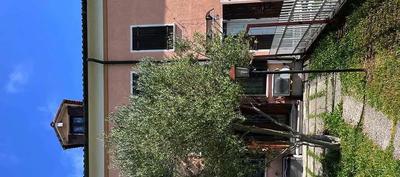 Quota indivisa pari a 1/2 mezza proprietà: Abitazione, piano T-1-2, 116 mq, 6 vani, con scoperto privato e garage pertinenziale 17 mq.