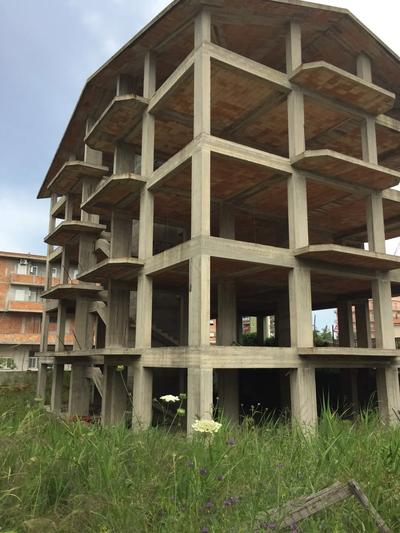 Piena proprietà di un complesso immobiliare (con...