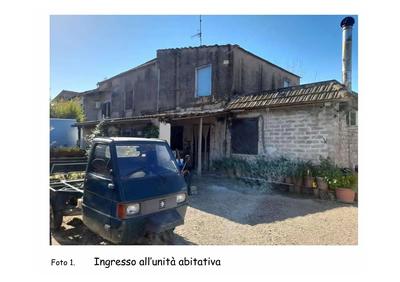 Quota 1/1 di porzione di fabbricato sito in Minturno, via Appia 888. Piano...
