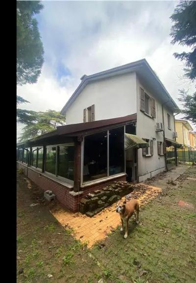 Piena proprietà di villa a schiera d'angolo con accesso da pubblica via,...