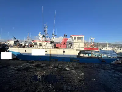 L’imbarcazione risulta essere ormeggiata al porto di Riposto, senza copertura, alla data della ricognizione (06.02.2026). Lo scafo presenta segni di usura e di senescenza su tutta la superficie. Non è stato possibile procedere all’ispezione dell’opera viva in quanto l’unità non è stata alata a secco.