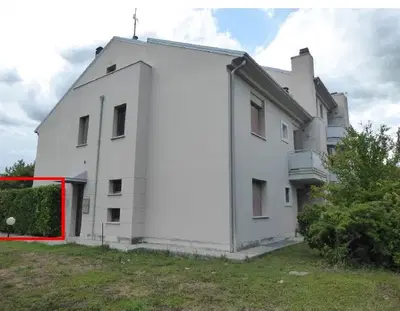 Appartamento al piano terra con area scoperta facenti parte del “Condominio Syria”, nonché quota di area scoperta comune destinata a viabilità. OccupatoUbicazione: Comune di Conegliano (TV), Via Legnano n. 25 e San Vendemiano (TV), Via Raffaello