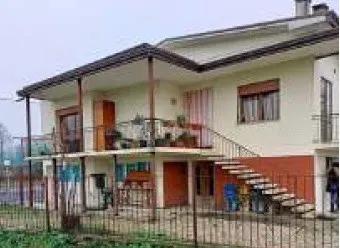 Abitazione unifamiliare su due livelli con garage e annessa area scoperta....