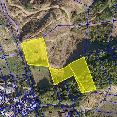 Terreni estesi 5430 mq complessivi, composti da: A. Vigneto di 2330 mq; B Seminativo Arborato di 1300 mq; C. Castagneto da frutto di 1800 mq. Di forma irregolare, il terreno si estende su un versante di pendenza non elevata, nelle vicinanze di un agglomerato di case.