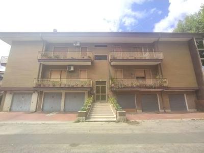 Appartamento al primo piano e garage.