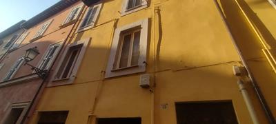 Piena proprietà per la quota di 1/1 di Abitazione di tipo popolare....