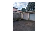 LOTTO 1: Box singolo sito nel comune di Lecco (LC) in Via Giotto, in zona residenziale semi-centrale del comune. Il box fa parte di una serie di box fuori terra edificati su area di pertinenza di edifici prevalentemente residenziali. Il box sito a piano terra ha una superficie di mq. 14, ha un'altezza interna di 2,50 mt. è in muratura con copertura piana, con una basculante in lamiera.