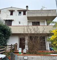  La villetta si dispone su quattro piani: interrato,...
