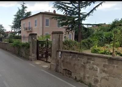 Diritto di piena proprietà su:Fabbricato da cielo a terra sito in Vetralla, Frazione Cura, Via Blera Snc, riportato nel N.C.E.U. del Comune di Vetralla, Foglio 48, particella 131:subalterni 5 e 7...