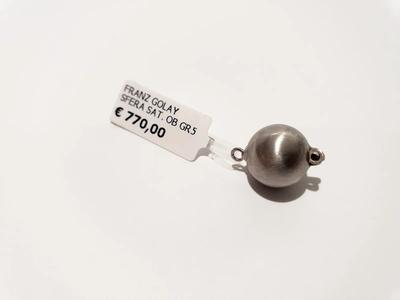 (Lotto n.1873) una chiusura a forma di sfera satinata in oro bianco 18 kt...