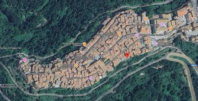 Civile Abitazione posta al piano terra e due piani seminterrati sottostanti...