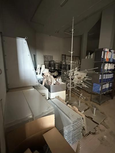Arredamento, strumentazione ed attrezzatura per negozi...