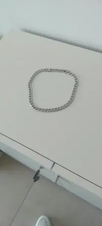 UNA COLLANA D'ARGENTO