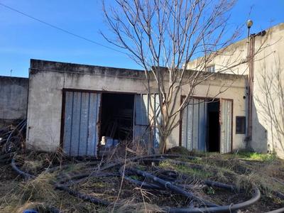 Piena proprietà di due piccoli locali in buono stato di manutenzione adibiti a deposito, composti ciascuno da un unico vano a piano terra di totali circa 70 mq. ubicati nella Zona industriale del Comune di Pisticci (MT)Via Pomarico snc. Catasto Fabbricati: Foglio di mappa 7, particella 512, subalterno 1, piano T; categoria C/2, Superficie catastale 32 mq., rendita € 70,53. Foglio di mappa 7, particella 512, subalterno 2, piano T, categoria C/2, Superficie catastale 33 mq., rendita € 82,37