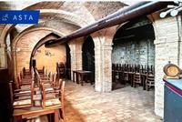 Ristorante con un posto auto coperto in palazzo storico....