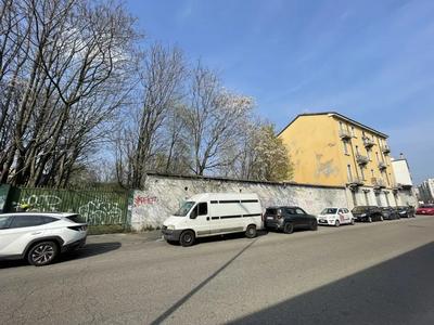 Terreno di circa 2627 mq con capacità edificatoria e affaccio sia su via Grazioli che su via Montanari.