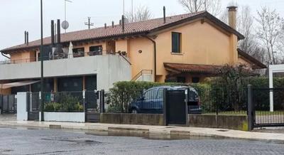 Unità residenziale di circa 73 mq commerciali con area scoperta di pertinenza ad uso esclusivo, facente parte di un fabbricato di n. 4 unità residenziali tutte con ingresso indipendente. L'unità pignorata è composta da: soggiorno, angolo cottura, disimpegno, bagno, camera matrimoniale, camera singola e w.c. con anti bagno. Libero.