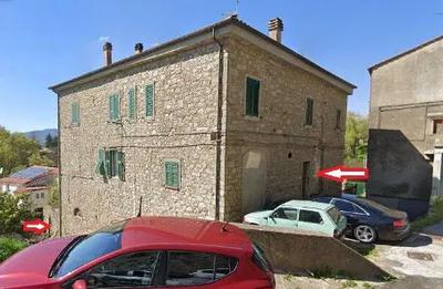 Quota pari a 1000/1000 del diritto di proprietà un appartamento posto nel centro abitato di Roccastrada in via Clemente Pellegrini n.28 al primo piano, con ingresso da atrio comune, composto da: un soggiorno con angolo cottura, una camera, un disimpegno che porta ad un bagno e ad un'altra camera. Vi è poi una soffitta raggiungibile attraverso la scala in comune di 45,00 mq circa. In totale una superficie commerciale di 71,00 mq dell’abitazione più la soffitta.