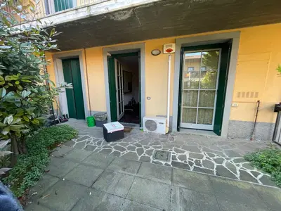 LOTTO UNICO: appartamento al piano terra sito in Stezzano (BG) Vicolo dei Frati n. 6, oltre porzione di area esterna, cantina e autorimessa singola poste al piano interrato. L’appartamento si compone di soggiorno con angolo cottura, disimpegno, due camere da letto, bagno con doccia e ripostiglio adibito a lavanderia.