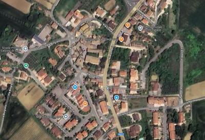 Abitazione cielo terra su tre piani, oltre a sottotetto,...