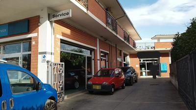 Locale commerciale al piano terra ed ulteriore corpo di...