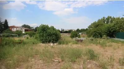 Terreno edificabile a Torgiano (PG), frazione Fornaci. Zona periferica rurale ben servita. Superficie catastale di 588 mq. Appezzamento pianeggiante di forma rettangolare, parzialmente recintato. Accesso diretto da strada. Destinazione urbanistica B1-B1* con capacità edificatoria per insediamento residenziale. Condizioni discrete Per maggiori informazioni visitare il portale www.quimmo.it - Codice annuncio 18300