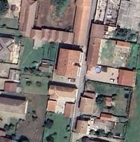 Appartamento di civile abitazione posto al piano secondo di un edificio a destinazione residenziale composto da ingresso-soggiorno, cucina, bagno di servizio, disimpegno notte, tre camere, bagno padronale, due balconi ed un terrazzo, oltre a locale cantina e un box mq. 18 di pertinenza al piano terra.