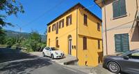 Piena proprietà di villa bifamiliare su tre piani a...