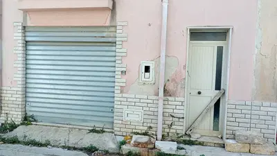 Piena poprietà di abitazione di tipo popolare con annessa autorimessa...