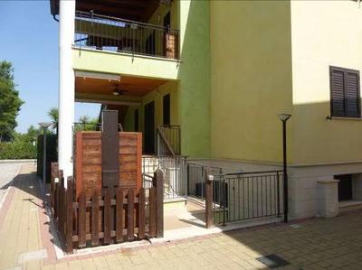 Piena proprietà di tavernetta con ingresso esclusivo sita in Policoro (presso Villaggio Riva Azzurra) al Viale Lido, in catasto fabbricati al Fg. 12, part.lla 1804 sub 1, piano S1, cat. C/2, classe 2, consistenza mq. 62, superficie mq. 72, rendita €. 128,08.