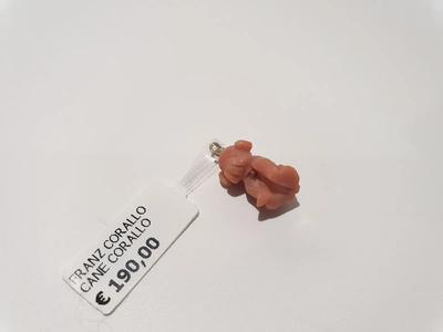 (Lotto n.1856) un ciondolo in corallo scheggiato a forma di cane con anello...