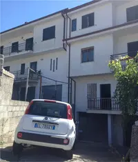 Locale magazzino/deposito posto al piano sotto-strada di un edificio prevalentemente a destinazione residenziale con struttura portante in c.a. al quale vi si accede direttamente dall’esterno per mezzo di una rampa. È dotato della sola porta d’ingresso in ferro e, quindi, privo di finestre. L’immobile risulta occupato.