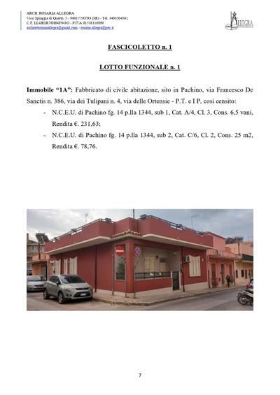 Piena proprietà “di un fabbricato di civile abitazione, sito in Pachino, via Francesco De Sanctis n. 386, via dei Tulipani n. 4, via delle Ortensie - P.T. e I P, così censito: N.C.E.U. di Pachino fg. 14 p.lla 1344, sub 1, Cat. A/4, Cl. 3, Cons. 6,5 vani, Rendita €. 231,63; N.C.E.U. di Pachino fg. 14 p.lla 1344, sub 2, Cat. C/6, Cl. 2, Cons. 25 m2, Rendita €. 78,76;