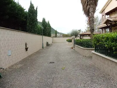 Piena ed intera proprietà dei seguenti immobili facenti parte del complesso denominato “Parco Florida”: abitazione in villino articolata su quattro livelli; due posti auto scoperti al piano terra.