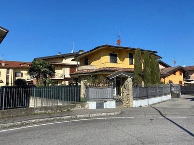 unità abitativa trilocale composta da un appartamento posto al piano terreno con pertinenze accessorie, un disimpegno con locale lavanderia ed un’autorimessa al piano interrato, oltre ad un piccolo giardino di proprietà esclusiva all’ingresso dell’appartamento. 