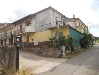 Appartamento posto al piano terra con annesso adiacente...