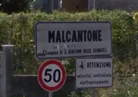 Piena proprietà di un’abitazione unifamiliare, su due livelli, con giardino di pertinenza esclusiva in nucleo abitativo costituito da case a schiera ante '67 ubicato in Via Contotta n. 85 in località Malcantone nel Comune di San Giacomo delle Segnate (MN). piano terra: ingresso, soggiorno, cucina separata abitabile, una grande stanza disimpegno, una stanza, uno spazio disimpegno nei pressi del bagno, un sottoscala, un bagno. Primo primo: corridoio, bagno, 2 camere da letto e stanza ripostiglio.