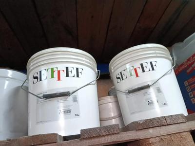 n.85 bidoni da 25kg di tonachino marca Baumit, n.14 bidoni da 25kg di pittura, n.20 bidoni di pittura da 4 litri marca Tassani, n.50 curve per scarico fumi in acciaio vari diametri, n.60 pezzi di supporti in ferro zincato per travi in legno.