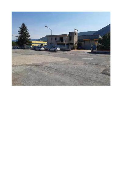 Piena proprietà 1/1 su: 1) capannone artigianale di mq 808, con uffici e magazzino al piano T e abitazione allo stato grezzo al piano 1°. E' presente un box prefabbricato di mq 10,40 e altezza media m 2,60. La porzione di capannone (sub 1) è libera mentre quella identificata dal sub 2 è locata con contratto di locazione commerciale opponibile alla procedura e all'aggiudicatario, rinnovatosi il 28/03/2024 per 6 anni ad un canone mensile di € 800,00. 2) Attrezzature e ricambi officina riparazione autoveicoli.
