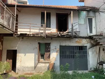 Unità immobiliare, in stato di abbandono, disposta su due livelli con...